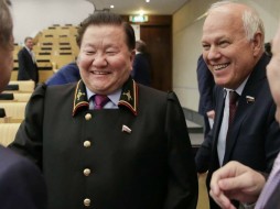 Федот Тумусов выступил на правительственном часе в Госдуме в национальном костюме ВИДЕО