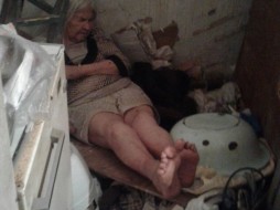 В Якутске в беспомощном состоянии умирает одинокая старушка 