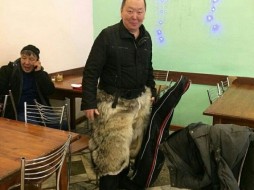 Житель Якутии сшил себе волчьи "бриджи"