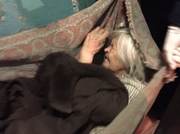 Умирающая в одиночестве баба Надя в Якутске госпитализирована в больницу с пневмонией