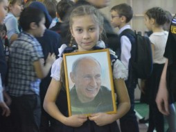 Путин подарил школьнице из Якутии свой портрет с автографом  