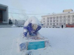 В Якутске вандалы отломали два рога символу зимы - снежному Быку