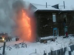 В Якутии двое мужчин спасли жильцов загоревшегося дома
