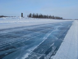 На ледовых переправах через реки Мома и Индигирка в Якутии повышена грузоподъемность 