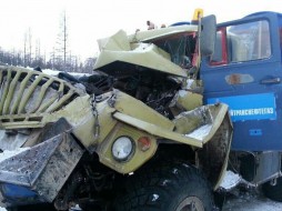 В Олекминском районе Якутии столкнулись два большегруза