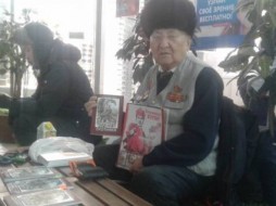 Мужчина, продающий книги на лечение жены, является братом Людмилы Горевой
