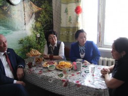Министр Александр Михеев в Жиганске побывал в гостях у многодетной семьи Николаевых