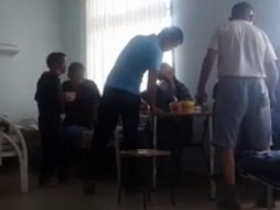 Пациенты Якутского тубдиспансера распивают водку в палате