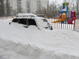 Забытая воспитателями девочка умерла в сугробе перед детсадом в Новой Москве