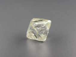 АЛРОСА добыла крупные алмазы ювелирного качества