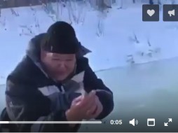 В Якутии рыбаки пробурили лунку и вместе с водой наружу хлынул косяк рыбы