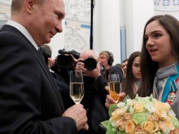 Путин вручил государственные награды победителям и призерам зимних Олимпийских игр-2018