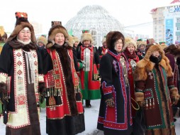 Более тысячи человек вышли на шествие мастеров в национальной одежде в Якутске
