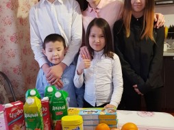 Лесные пожарные оказали помощь многодетной матери и школе-интернату для детей сирот в Якутске