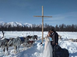Польские туристы обвенчались в оленеводческом стаде на севере Якутии