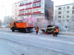 Коммунальщики Якутска очищают город от снега 