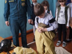 Сотрудники Алданского пожарно-спасательного гарнизона провели квест  «Юные пожарные» в Алданской гимназии