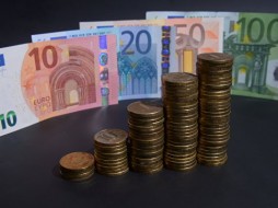 Курс евро впервые с августа 2016 года превысил отметку в 75 рублей