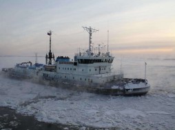 Для устранения затора на Лене в районе села Хатассы вышел ледокол