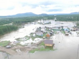 В селе Орто-Балаган дворовые территории освободились от воды