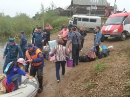 На реке Малая Ботуобия в Якутии дождями подтоплен мост 