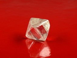 АЛРОСА реализовала на аукционе во Владивостоке крупные алмазы на $12,6 млн