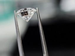 АЛРОСА передаст Пробирной палате аппарат для определения подлинности бриллиантов