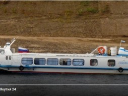 В Якутии пассажирское судно село на мель