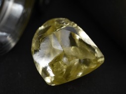 АЛРОСА добыла самый крупный в этом году желтый алмаз