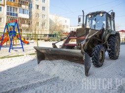 В Якутске продолжается уборка снега