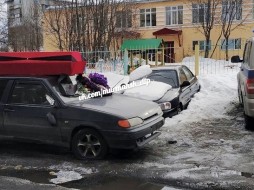 В Мурманске на крышу автомобиля отловщика собак водрузили красный гроб