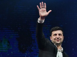 Зеленский уверенно лидирует в первом туре выборов президента Украины