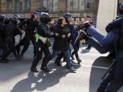 На первомайском шествии в Санкт-Петербурге задержали более 60 человек