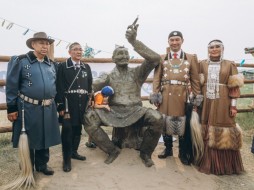 В местности Ус Хатын открыли памятник якутскому кузнецу