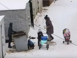 В Якутске семья подбирает еду на помойке ВИДЕО