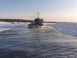 В Якутии завершается перевозка грузов с помощью ледокола