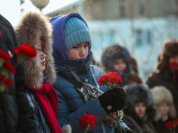 Якутяне возложили живые цветы к монументу павших воинов-якутян на озере Ильмень