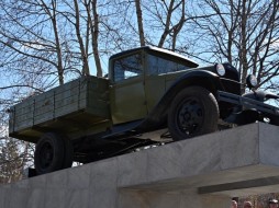 В поселке Чульман в Якутии ко Дню Победы установили легендарную "полуторку"