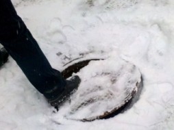 По факту падения ребенка в канализационный люк в Якутске возбуждено уголовное дело