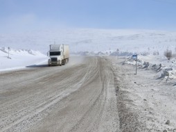 На участке трассы А-360 «Лена» в Якутии ограничат движение для большегрузного транспорта