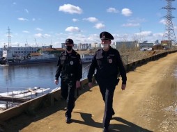 В Якутии сотрудники Северо-Восточного ЛУ МВД России спасли утопающего