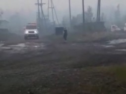 Лесной пожар находится от посёлка Хандыга в 250 метрах