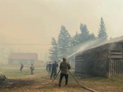 В селе Бясь-Кюэль Горного района Якутии верховой пожар перекинулся на постройки