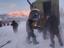 Водители, оказавшиеся в снежном плену, обеспечены топливом и продуктами питания