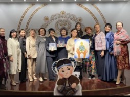 Творческая группа Кындыкан презентовала картину Мира и сказку на XV Съезде женщин Якутии 