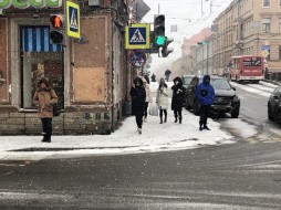 Желтый уровень опасности из-за сильного ветра продлится в Петербурге до вечера 5 апреля