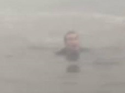 В Якутии пассажир парома кинулся в воду спасать телефон