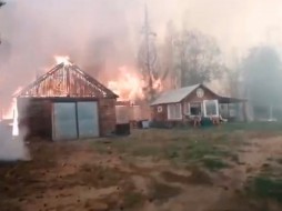 В селе Арылах в Якутии лесной пожар уничтожил три жилых дома