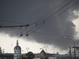 В Петербурге объявили штормовое предупреждение с вероятностью стихийных бедствий