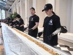 В Петербурге приготовили самую длинную 151-метровую шаверму в мире